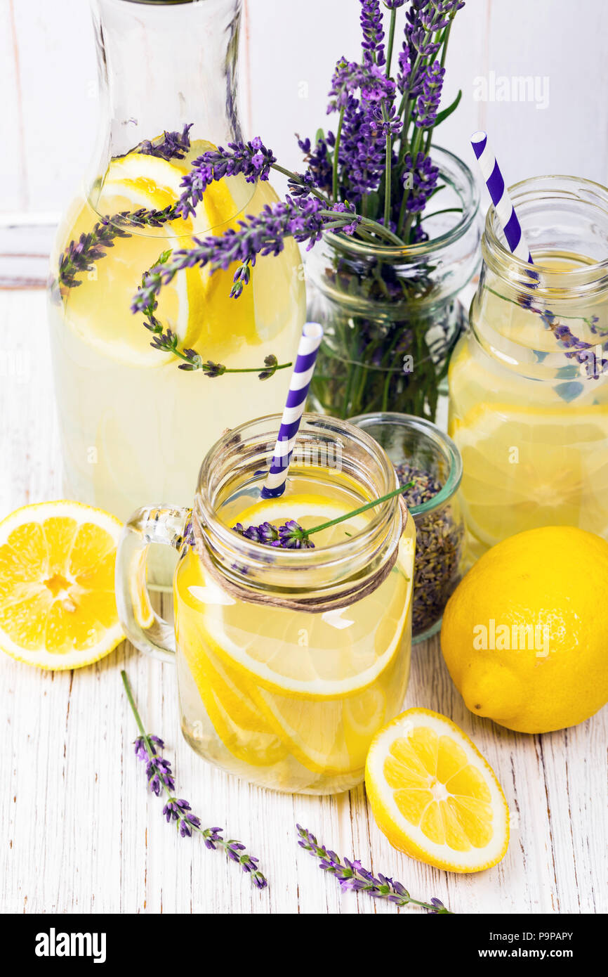Detox Limonade Wasser mit Zitrone und Lavendel Stockfotografie - Alamy