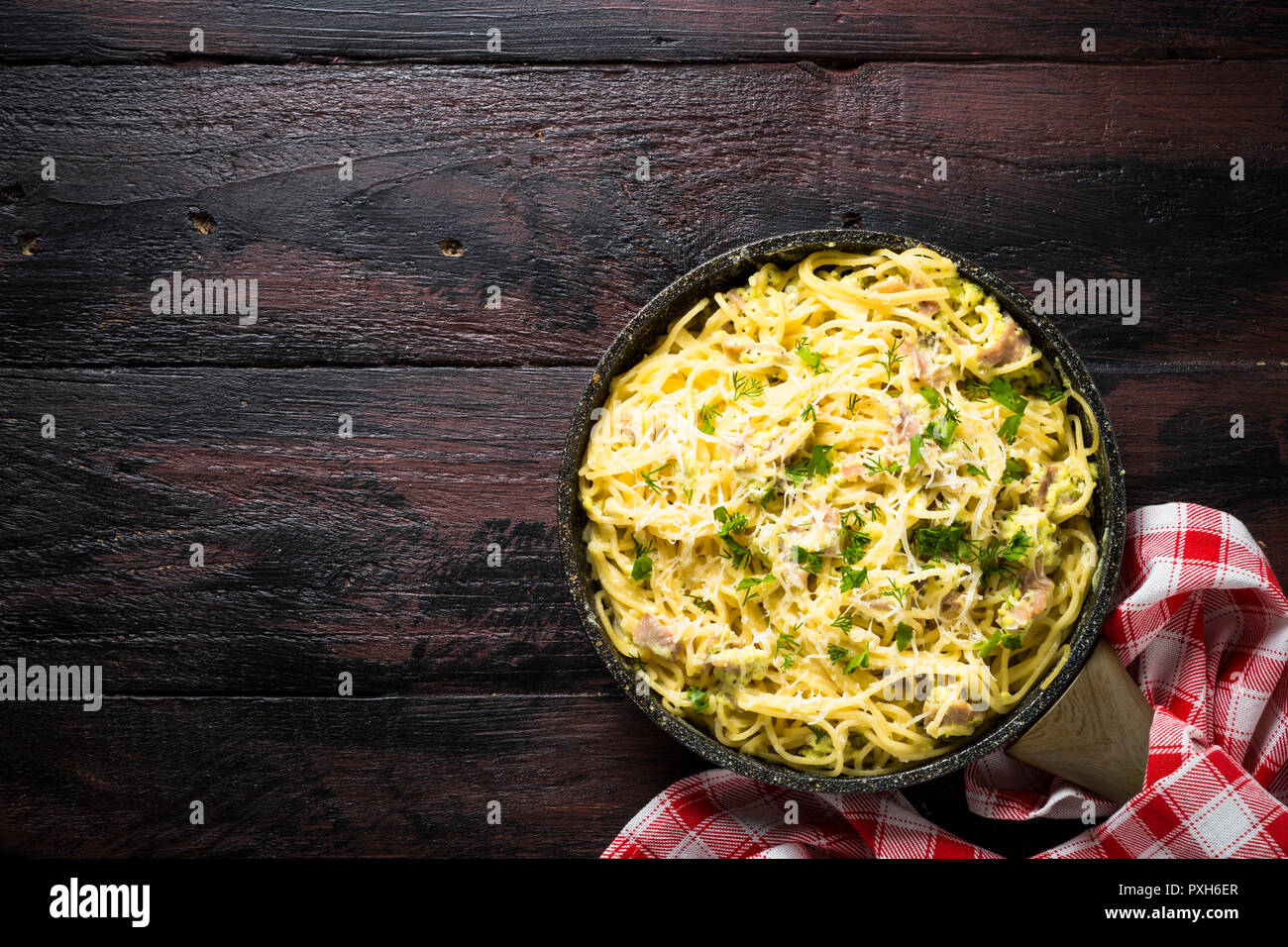 Pasta Carbonara mit Schinken und Sahne Soße Stockfotografie - Alamy