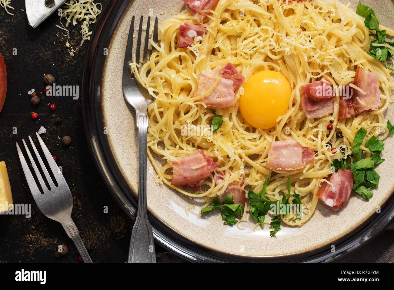 Spaghetti alla Carbonara pasta Close up mit Schinken, Käse und rohes Ei ...