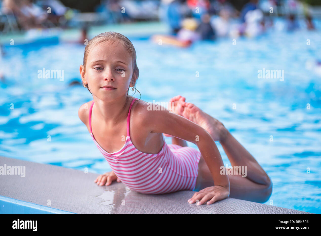 Wunderschöne kleine Mädchen, schwimmt im Pool, süße kleine Mädchen im