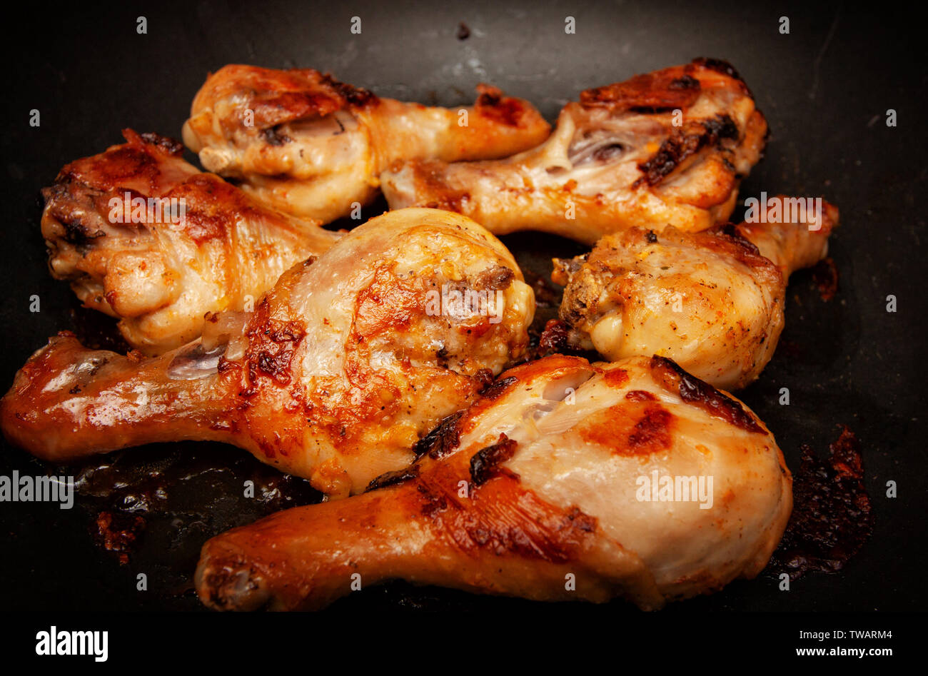 Gebratene Hähnchenschenkel in einer Pfanne Stockfotografie - Alamy